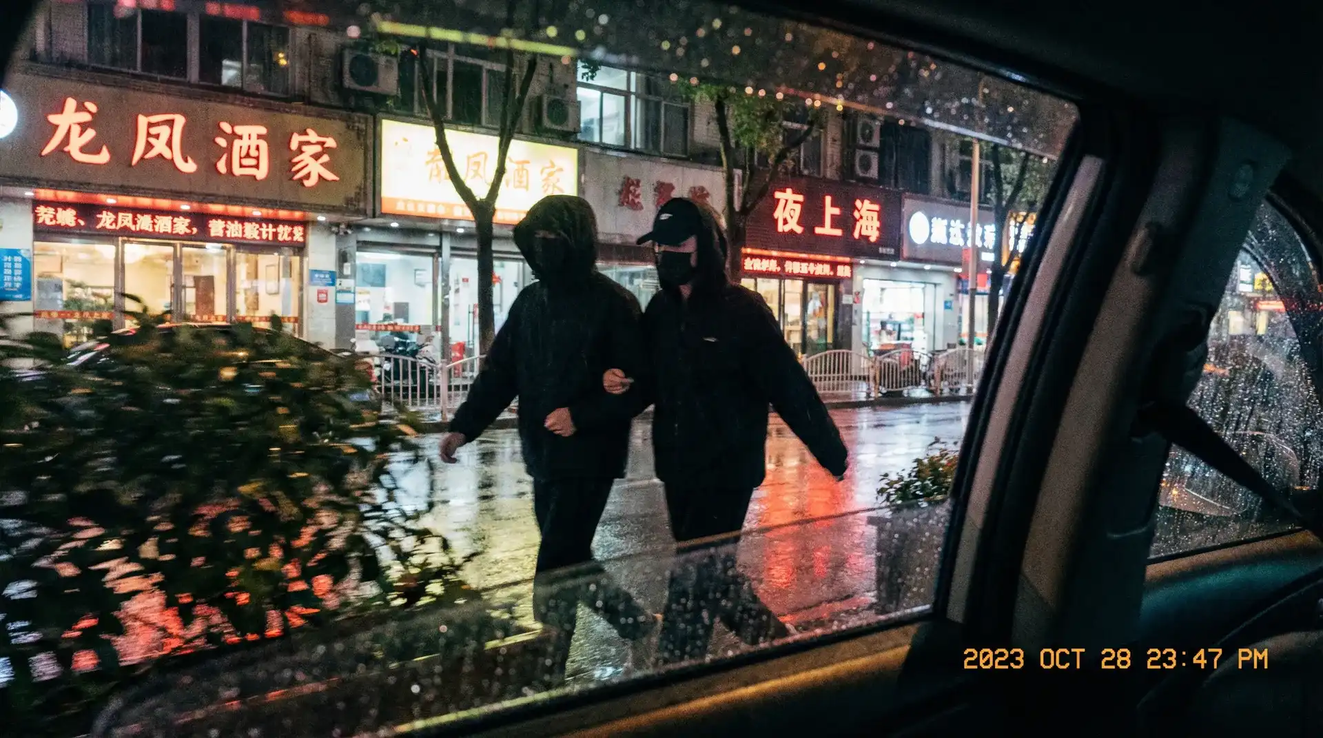 乐玩LW平台 - 顶流明星深夜密会现场抓拍照片